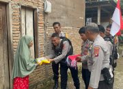 Sambut HUT RI ke-80, Polres Mamuju Bagikan Bendera dan Beras kepada Warga