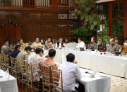 Presiden Prabowo dan Wapres Gibran Bahas Stabilitas Keuangan Nasional di Kertanegara