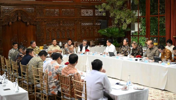 Presiden Prabowo dan Wapres Gibran Bahas Stabilitas Keuangan Nasional di Kertanegara