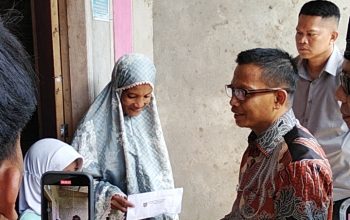 Bupati Polman Serahkan Bantuan Sosial Uang bagi Warga Rentan di Tiga Kecamatan