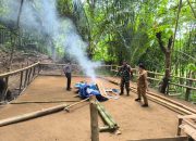 Polsek Polewali Bersama TNI dan Pemerintah Kelurahan Musnahkan Arena Sabung Ayam di Sulewatang