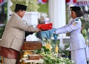 Presiden Prabowo Pimpin Upacara Penurunan Bendera di Istana Merdeka, Tegaskan Semangat Kebersamaan