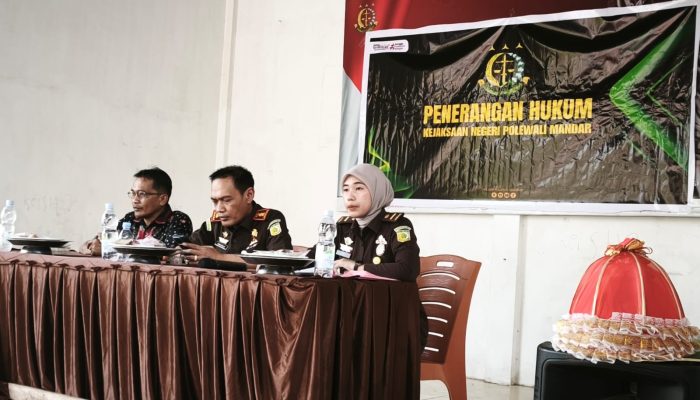 Cegah Warga Terjerat Perkara, Kejari Polman Jemput Bola Beri Penerangan Hukum